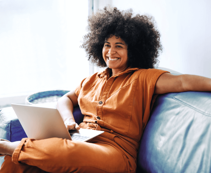 Moradora utilizando app para reserva de áreas comuns.