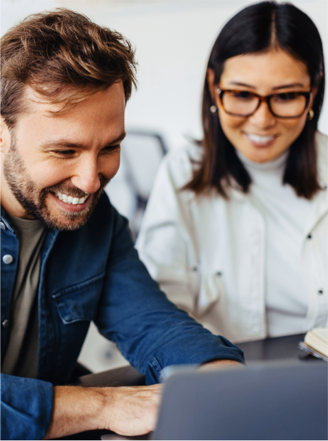 Um homem e uma mulher felizes utilizando o celular para gerenciar suas finanças.