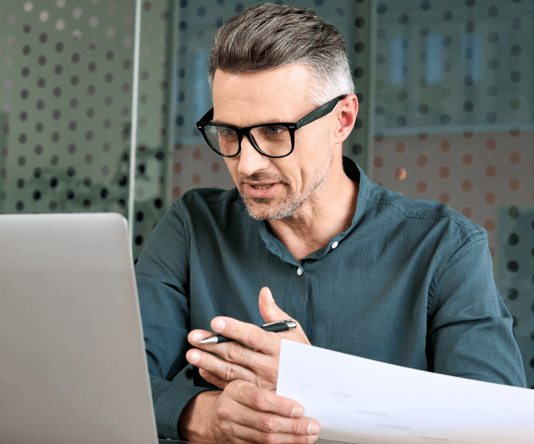 Um síndico aproveitando a praticidade dos serviços a sua disposição.