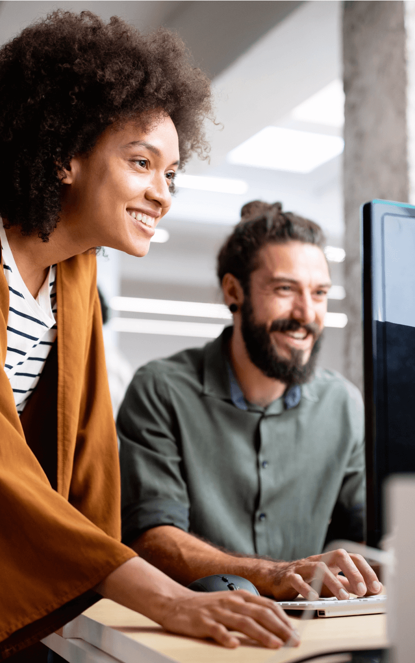 Equipe de administradora de condomínios trabalhando em conjunto utilizando o software Superlógica em desktop.