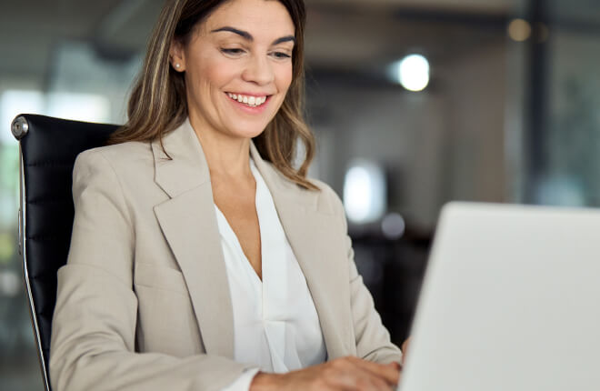 Homem preocupado com monte de pastas