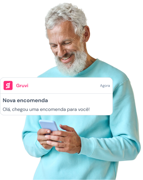 Homem de cabelos brancos usando o telefone celular