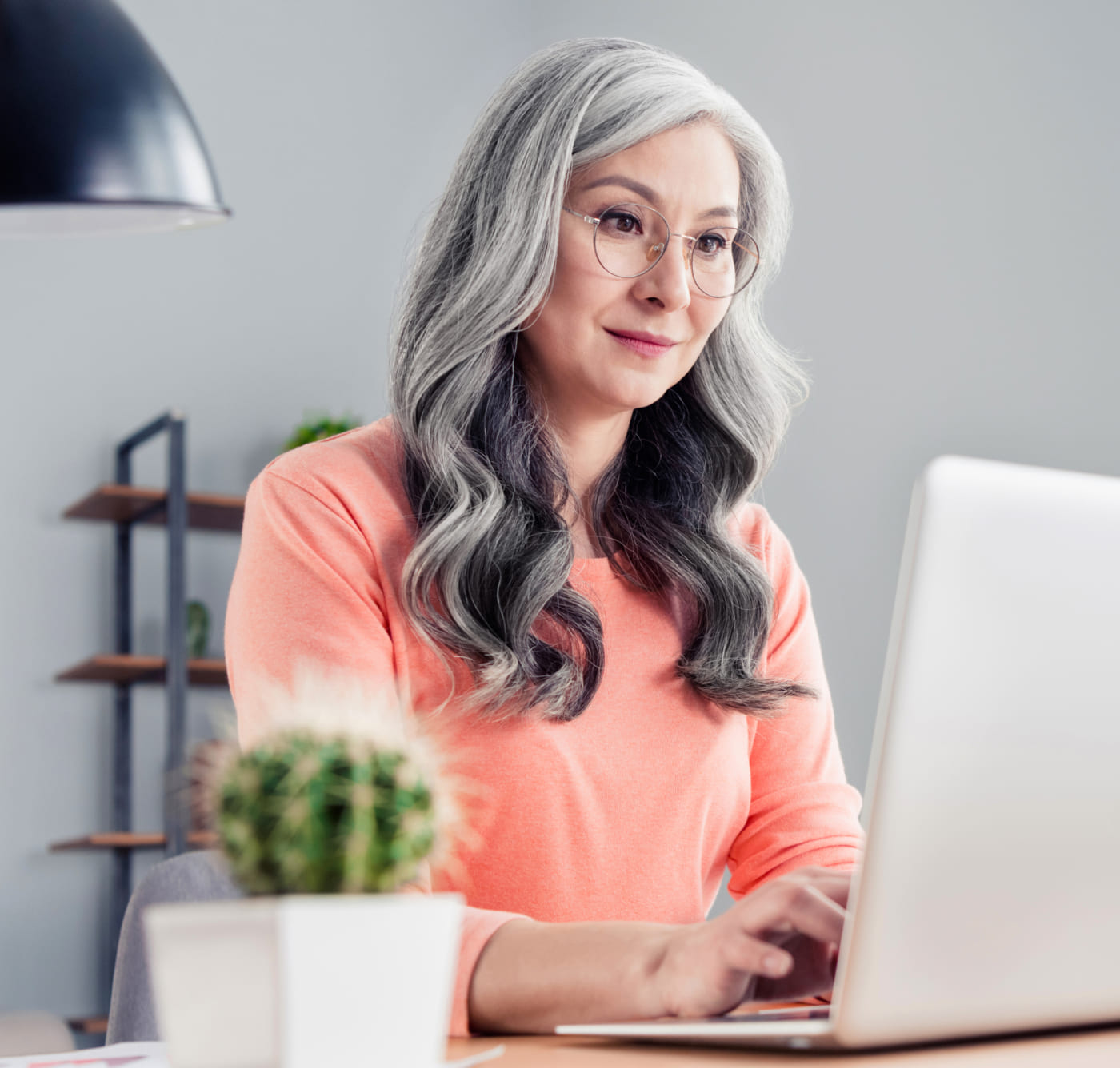 Homem e mulher usando um computador